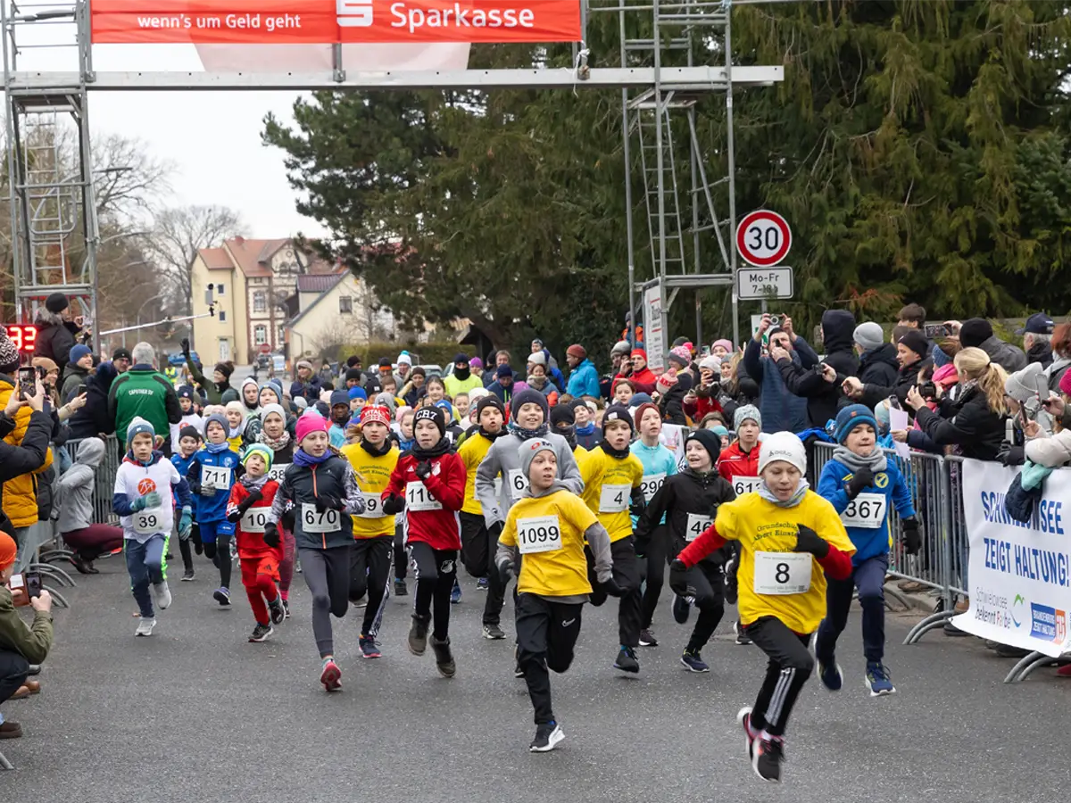 Start der 125 Jungen und Mädchen zum 2-km-Lauf